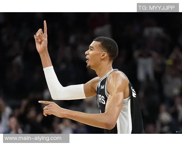 文班亚马半场表现起伏6分2板2帽5助攻却伴随4次失误 文班亚马半场表现起伏6分2板2帽5助攻却伴随4次失误