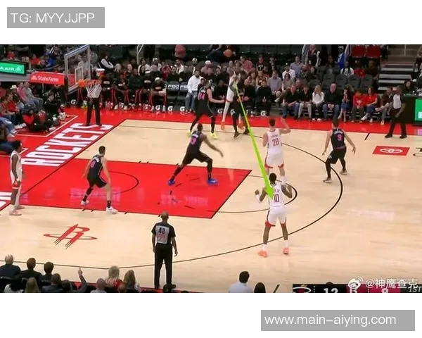 阿门篮下强势补扣邓恩展现霸气瞬间引发全场惊叹